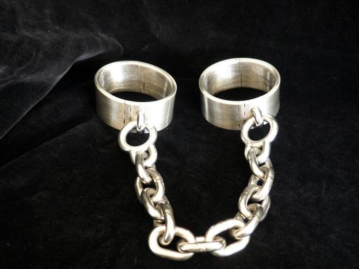 Armreif mit Kette