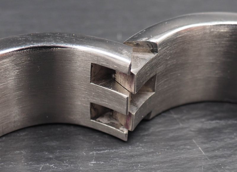 Geschränktes Scharnier